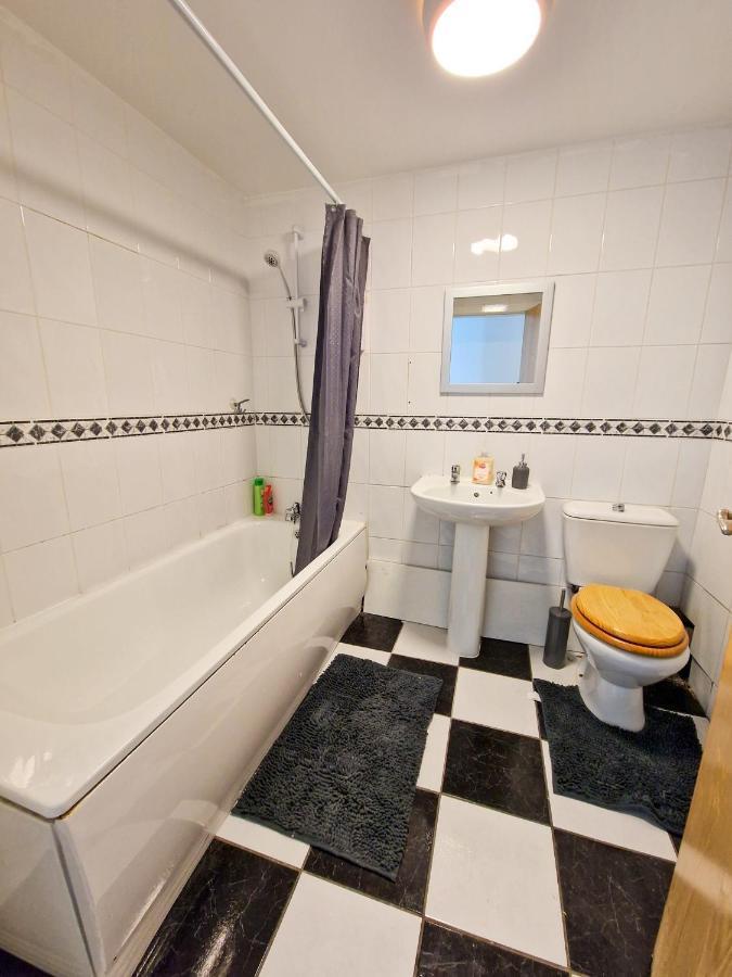 Spacious Apartment For Holiday And Contractor Groups In Salford - Private Parking - By Nmb Serviced Accommodation 맨체스터 외부 사진