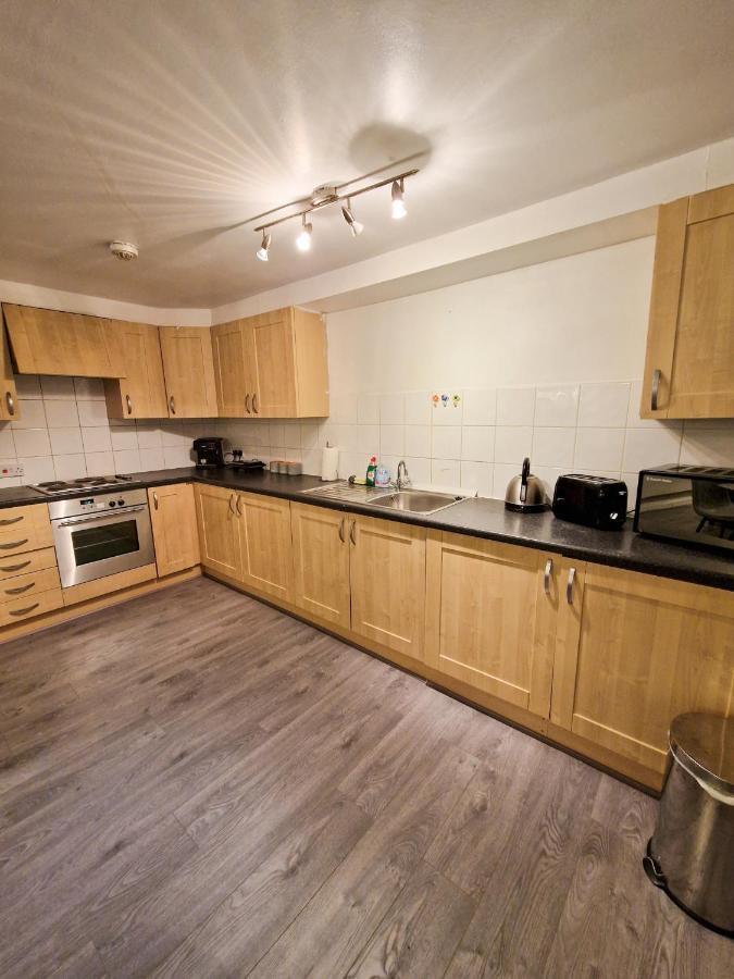 Spacious Apartment For Holiday And Contractor Groups In Salford - Private Parking - By Nmb Serviced Accommodation 맨체스터 외부 사진